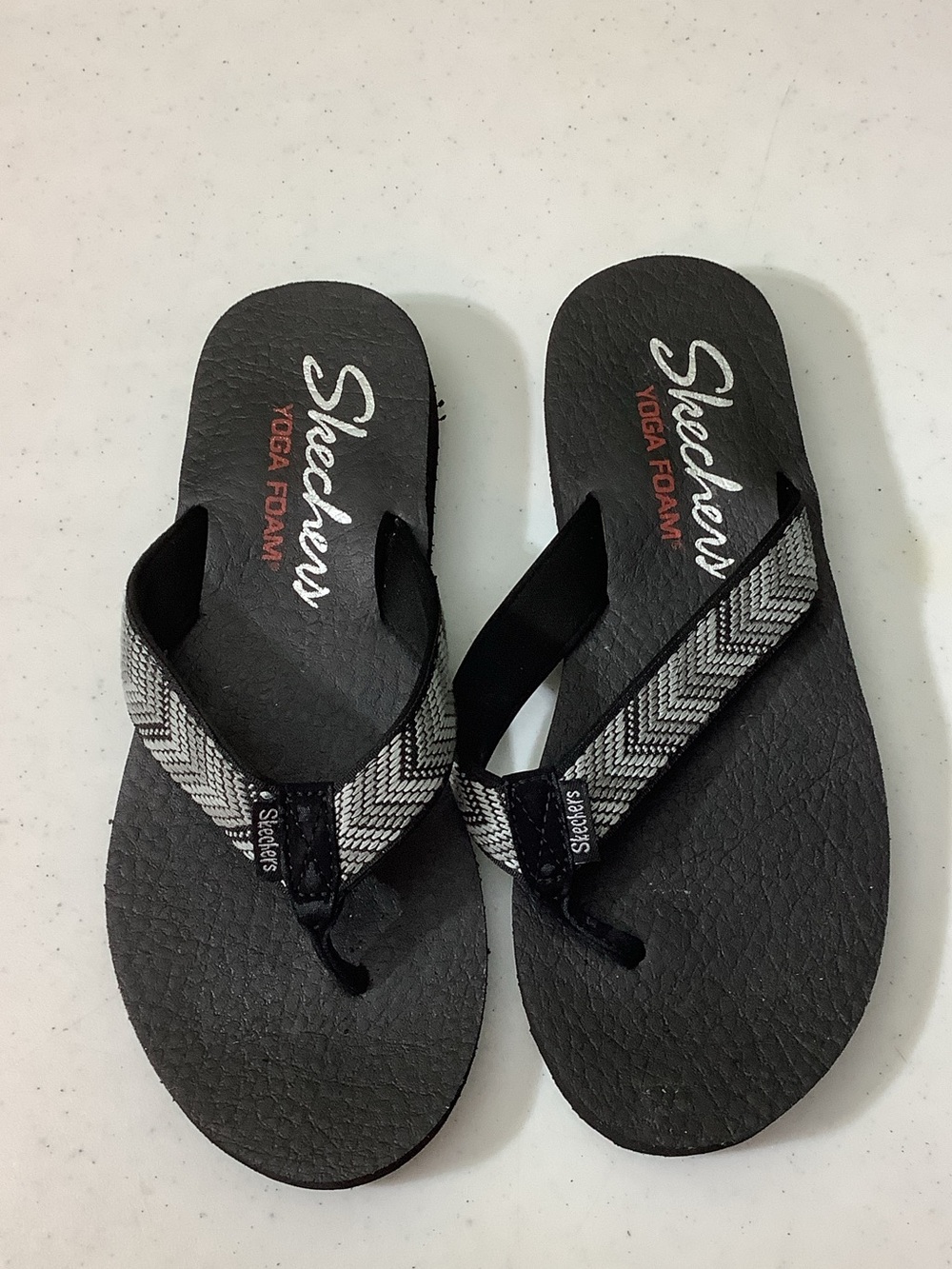 Skechers black yoga foam flip flops, size 9